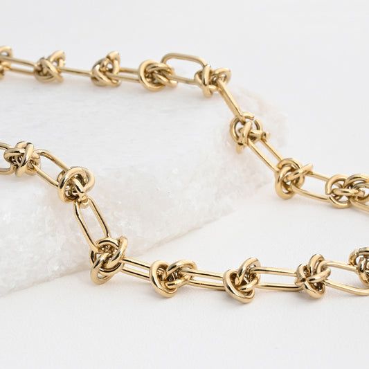 Collar de acero anudado