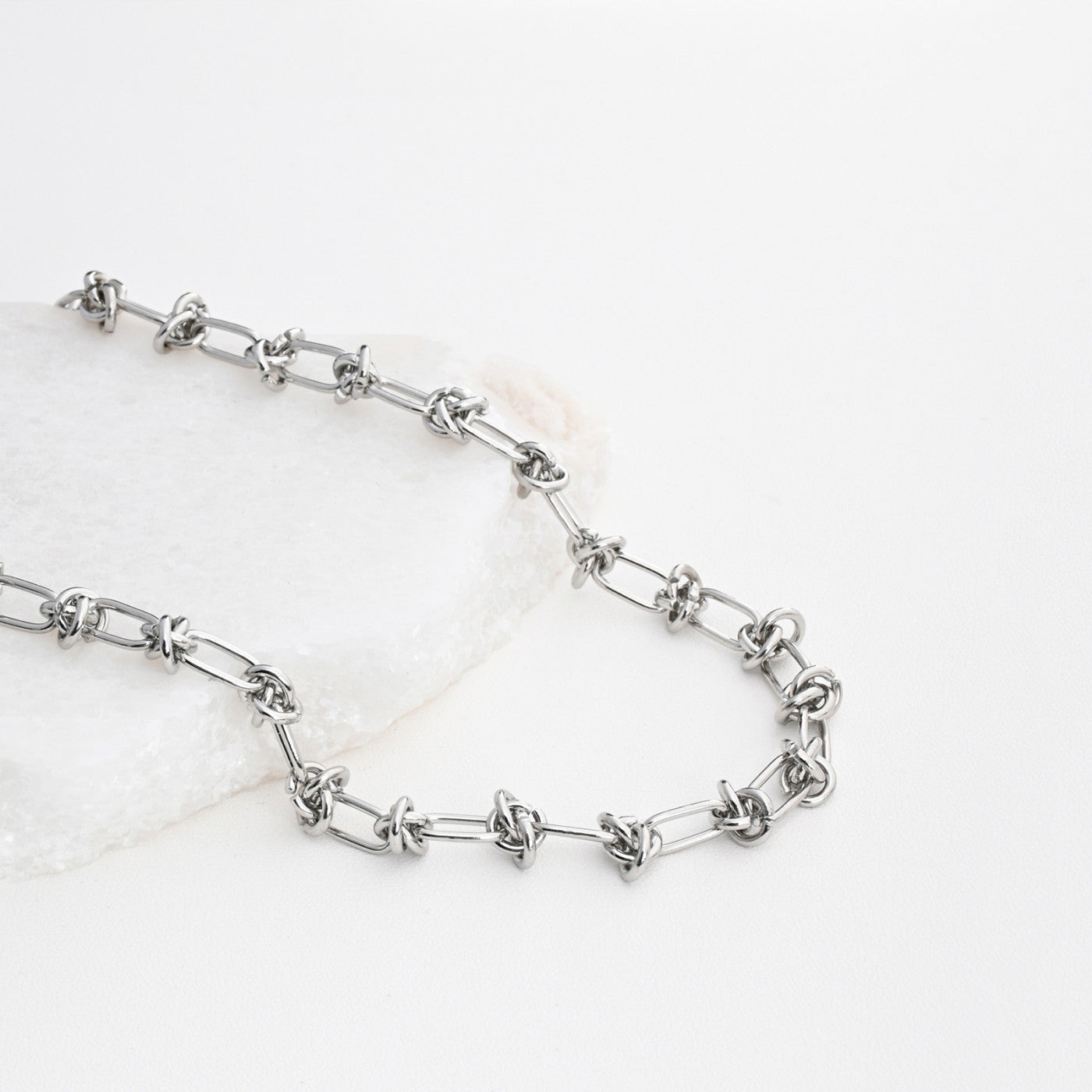 Collar de acero anudado