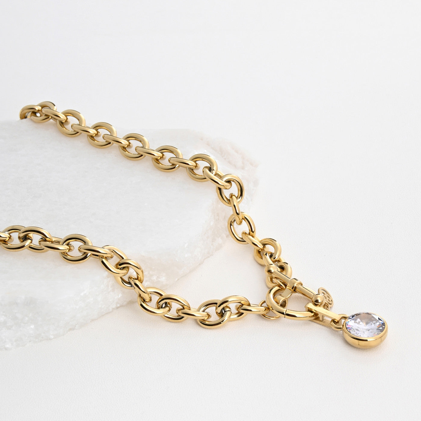 Collar de acero con eslabones y circonitas.