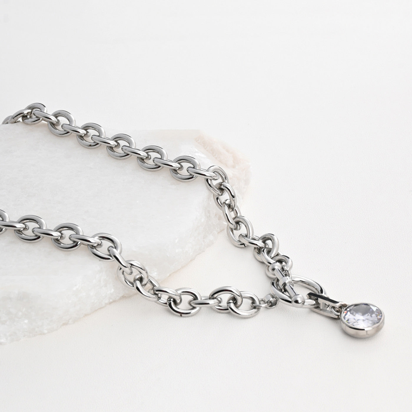 Collar de acero con eslabones y circonitas.