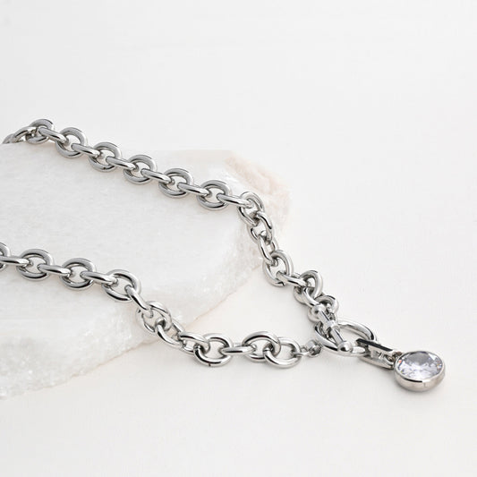 Collar de acero con eslabones y circonitas.