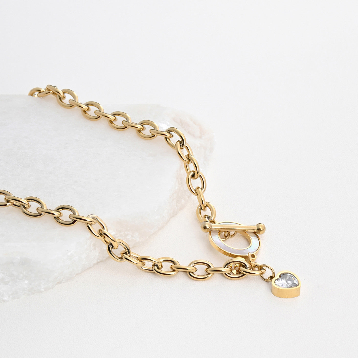 Collar de acero con eslabones de corazón y nácar