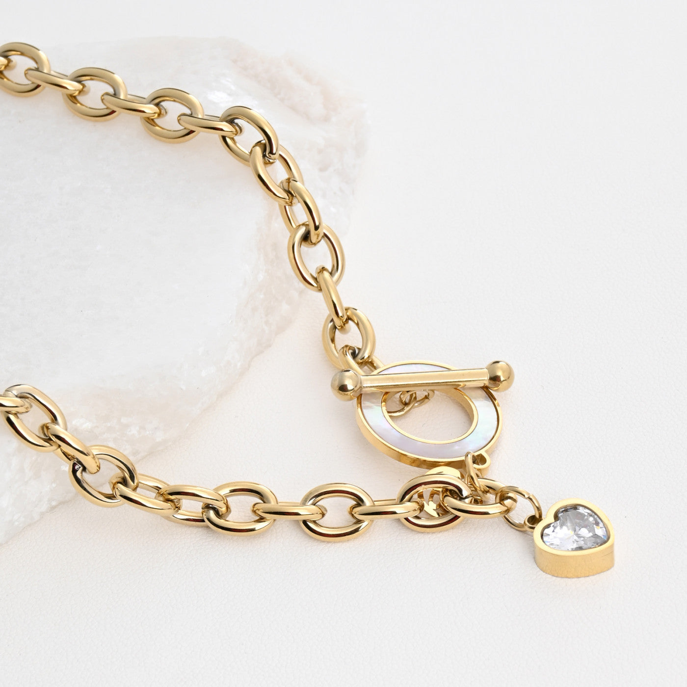 Collar de acero con eslabones de corazón y nácar