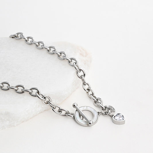Collar de acero con eslabones de corazón y nácar