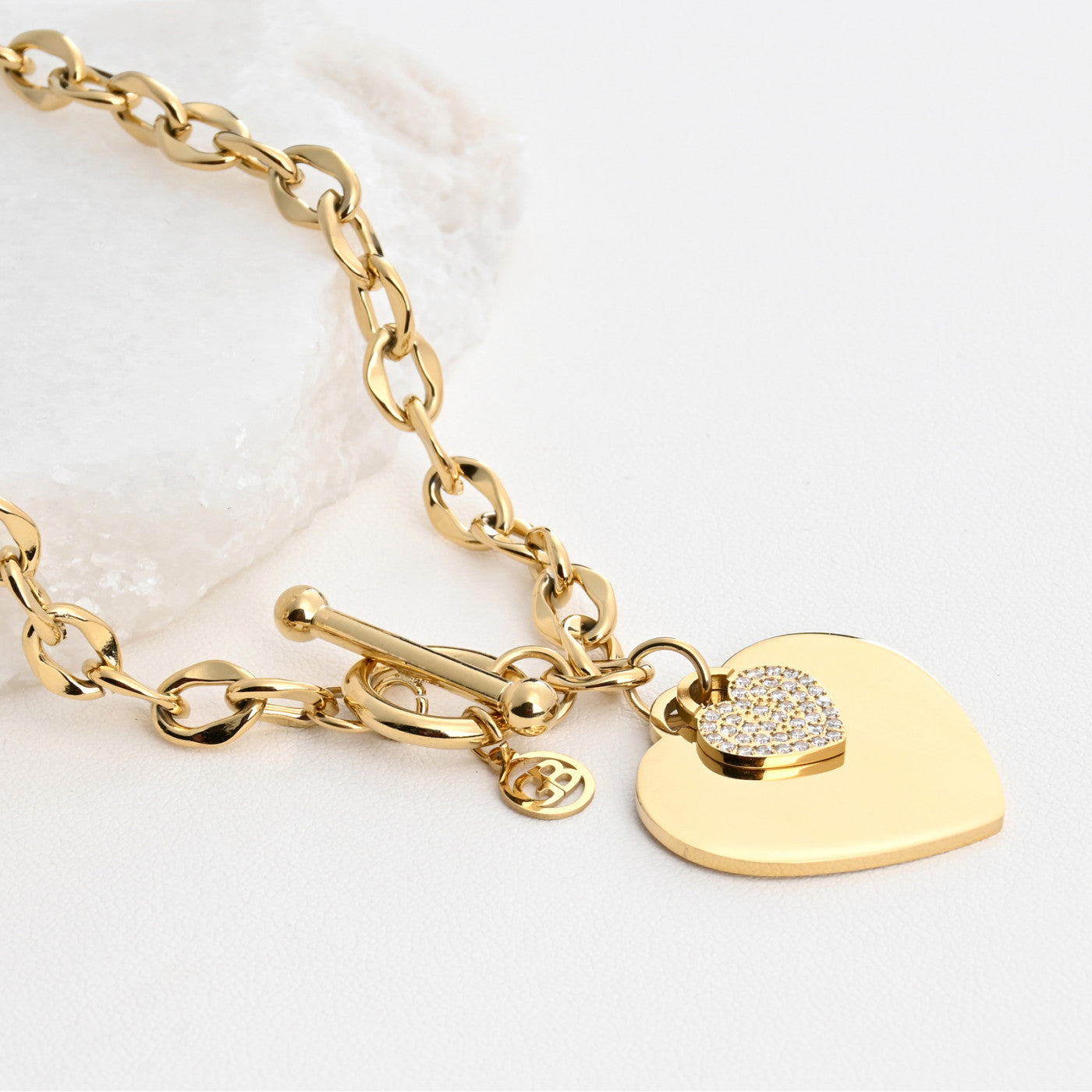 Collar de acero con eslabones y corazón.