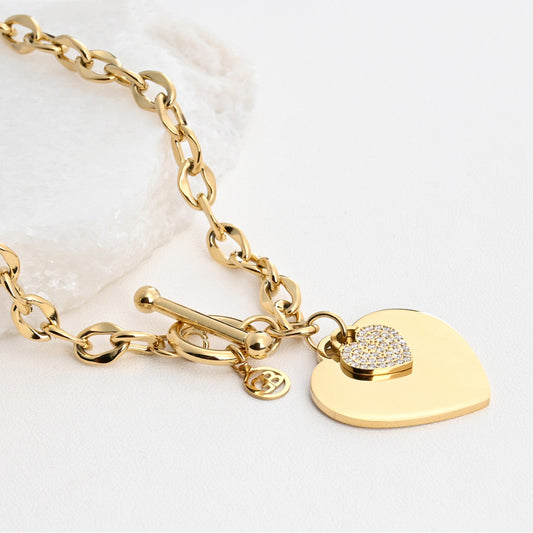 Collar de acero con eslabones y corazón.