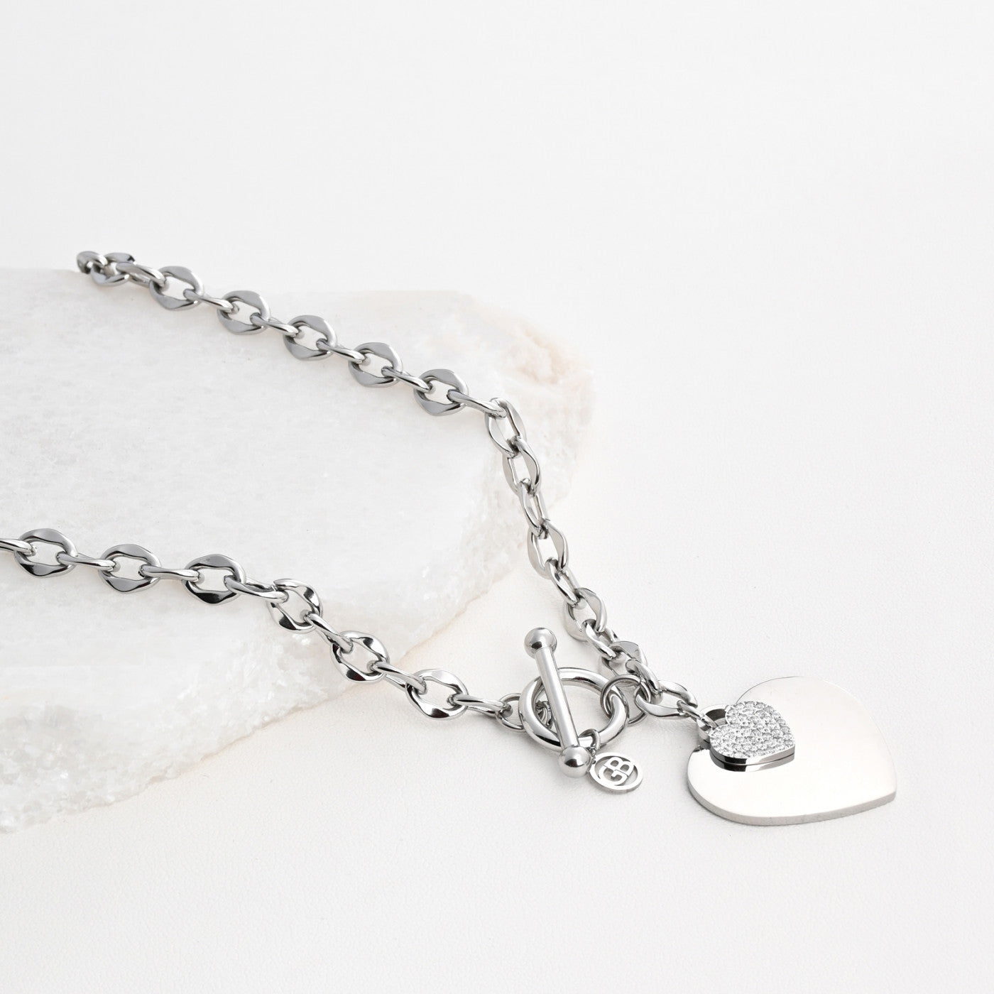 Collar de acero con eslabones y corazón.