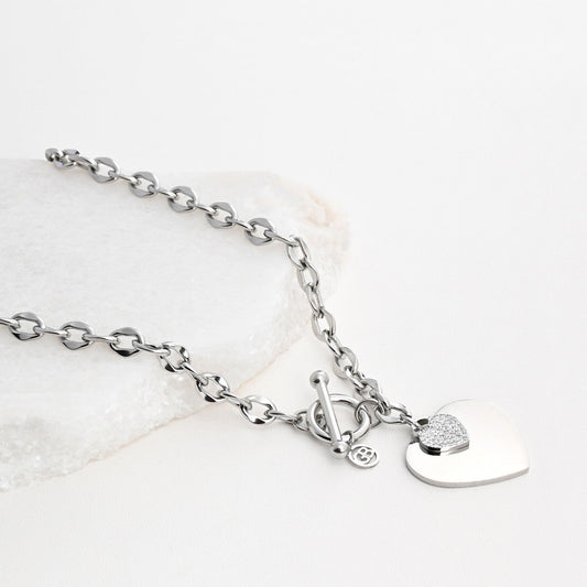 Collar de acero con eslabones y corazón.