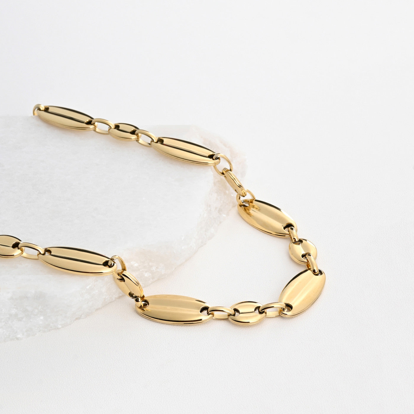 Collar de acero inoxidable con eslabones largos.