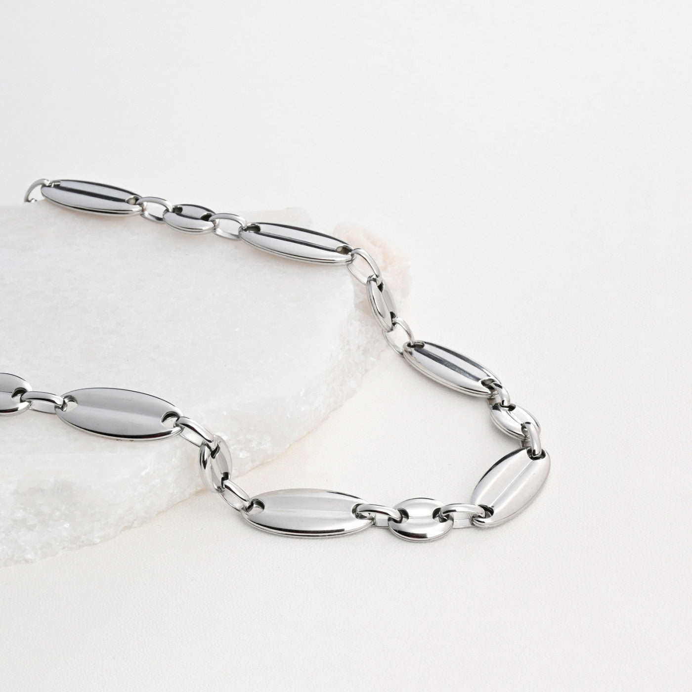Collar de acero inoxidable con eslabones largos.