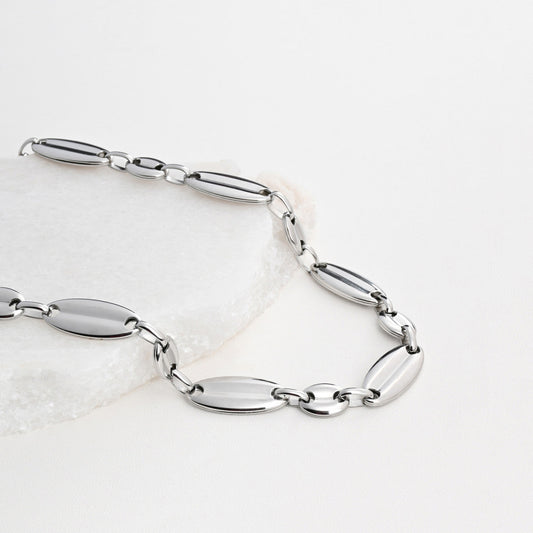 Collar de acero inoxidable con eslabones largos.