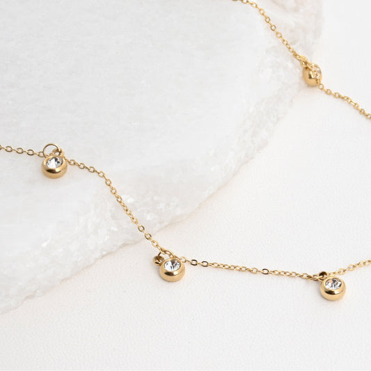 Collar de acero con diamantes.